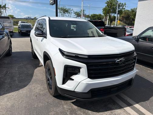 Summit White 2025 Chevrolet Traverse LT