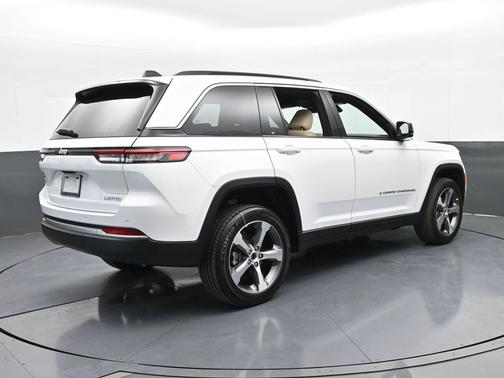 Bright White Clearcoat 2026 Jeep Grand Cherokee Limited