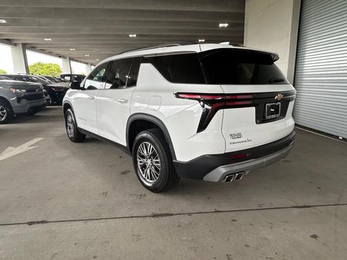 Summit White 2024 Chevrolet Traverse LT