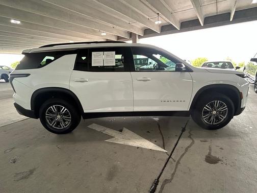 Summit White 2024 Chevrolet Traverse LT