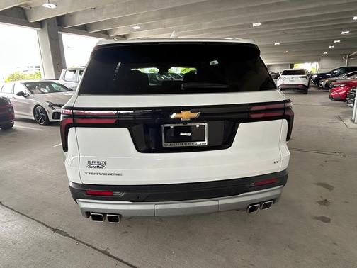 Summit White 2024 Chevrolet Traverse LT