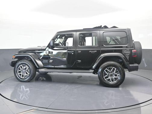Black Clearcoat 2026 Jeep Wrangler Sahara
