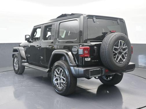 Black Clearcoat 2026 Jeep Wrangler Sahara