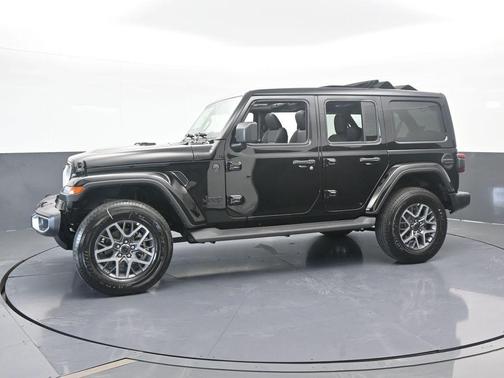 Black Clearcoat 2026 Jeep Wrangler Sahara