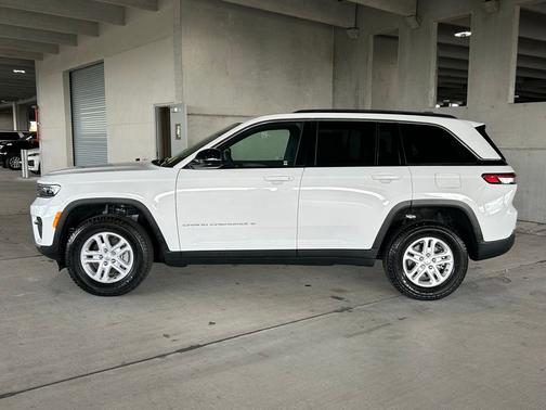 Bright White Clearcoat 2025 Jeep Grand Cherokee Laredo