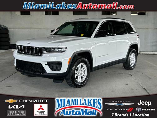 Bright White Clearcoat 2025 Jeep Grand Cherokee Laredo