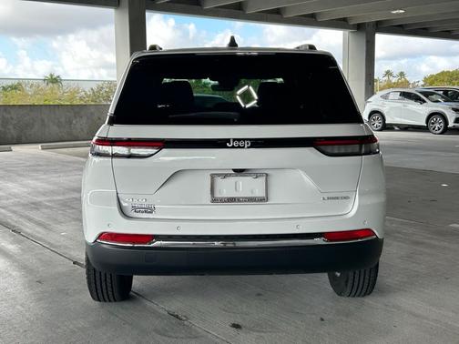 Bright White Clearcoat 2025 Jeep Grand Cherokee Laredo