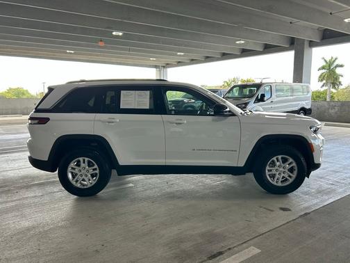 Bright White Clearcoat 2025 Jeep Grand Cherokee Laredo