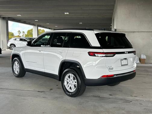 Bright White Clearcoat 2025 Jeep Grand Cherokee Laredo