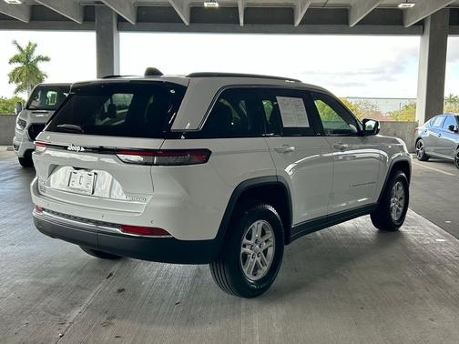 Bright White Clearcoat 2025 Jeep Grand Cherokee Laredo