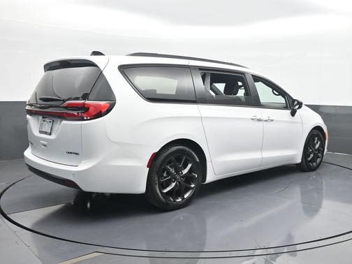 Bright White Clearcoat 2026 Chrysler Pacifica Limited