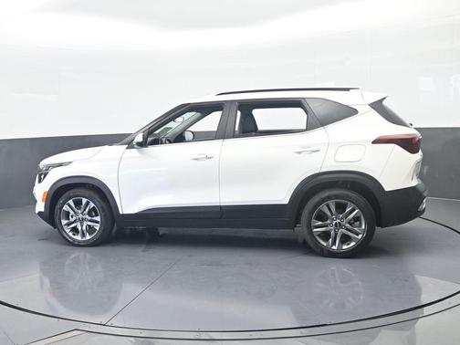 Snow White Pearl 2023 Kia Seltos S