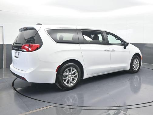 2026 Chrysler Voyager LX