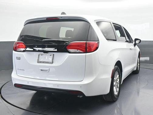 2026 Chrysler Voyager LX