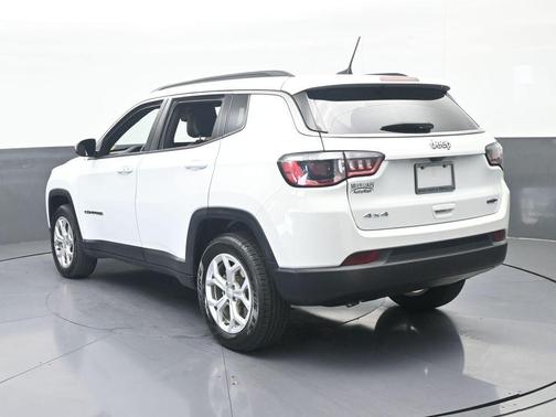 Bright White Clearcoat 2024 Jeep Compass Latitude