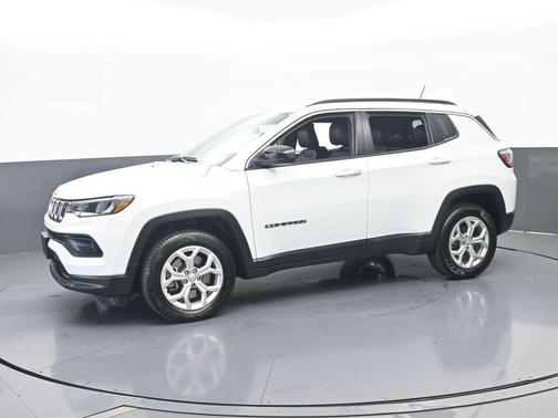 Bright White Clearcoat 2024 Jeep Compass Latitude