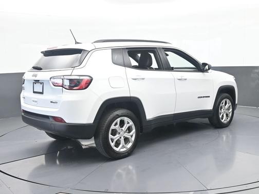 Bright White Clearcoat 2024 Jeep Compass Latitude