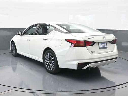 Pearl White Tricoat 2023 Nissan Altima 2.5 SV