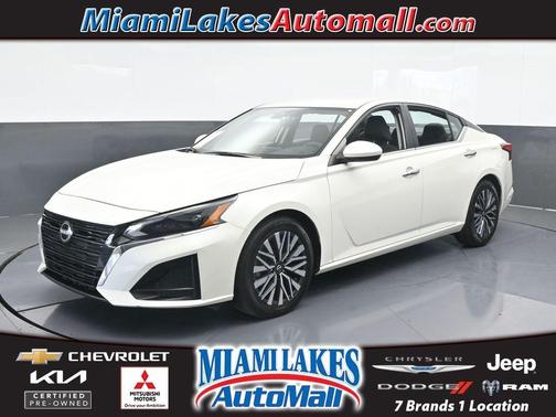 White 2023 Nissan Altima 2.5 SV