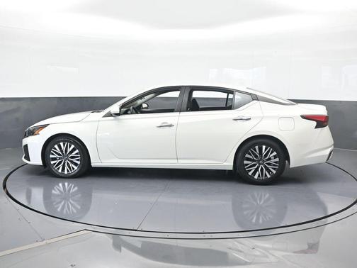 White 2023 Nissan Altima 2.5 SV