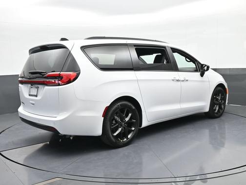 Bright White Clearcoat 2026 Chrysler Pacifica Select