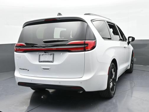 Bright White Clearcoat 2026 Chrysler Pacifica Select