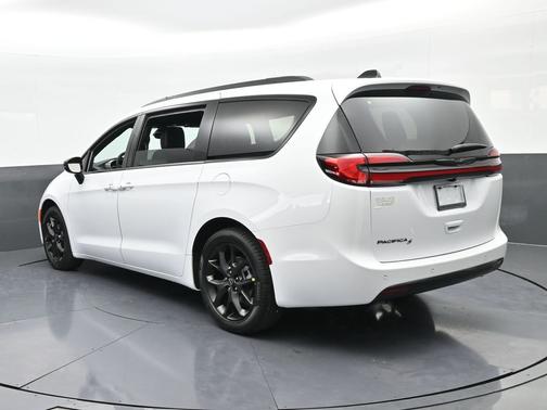 Bright White Clearcoat 2026 Chrysler Pacifica Select