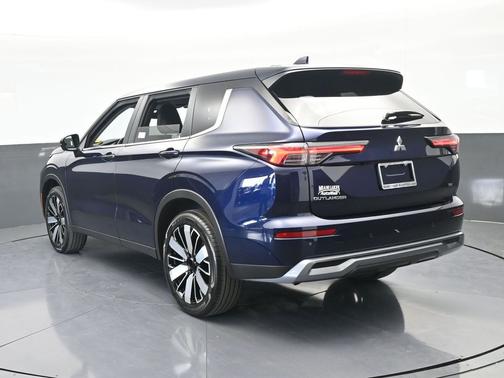 Cosmic Blue Metallic 2026 Mitsubishi Outlander SE