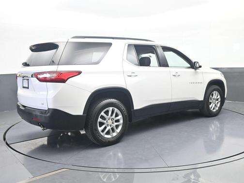 Iridescent Pearl Tricoat 2019 Chevrolet Traverse LT Cloth