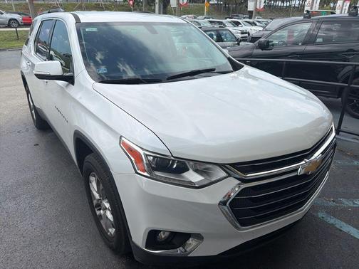 Iridescent Pearl Tricoat 2019 Chevrolet Traverse LT Cloth