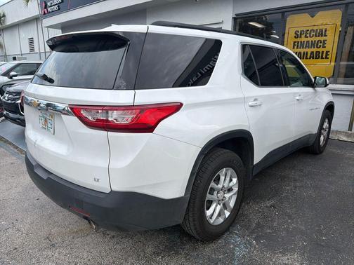 Iridescent Pearl Tricoat 2019 Chevrolet Traverse LT Cloth