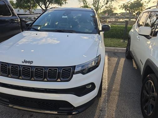 Bright White Clearcoat 2024 Jeep Compass Latitude