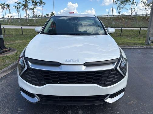 Snow White Pearl 2024 Kia Sportage LX