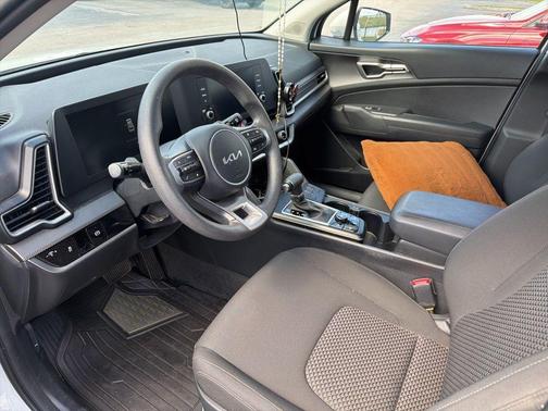 Snow White Pearl 2024 Kia Sportage LX