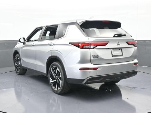 2022 Mitsubishi Outlander ES