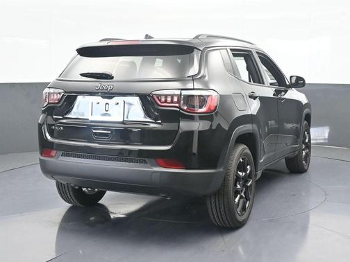 Diamond Black 2026 Jeep Compass Latitude