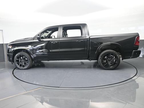 Diamond Black Crystal Pearlcoat 2026 RAM 1500 Laramie