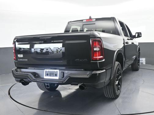 Diamond Black Crystal Pearlcoat 2026 RAM 1500 Laramie