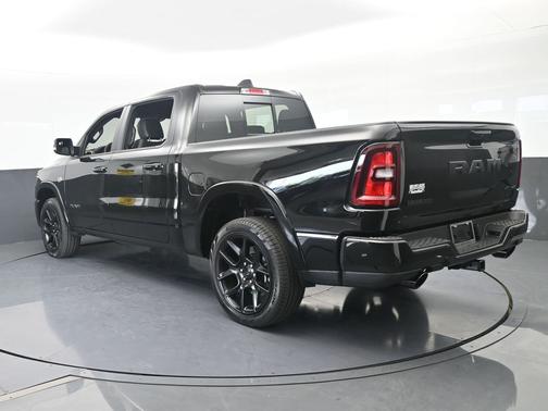 Diamond Black Crystal Pearlcoat 2026 RAM 1500 Laramie