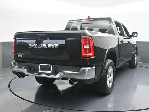 Diamond Black Crystal Pearlcoat 2026 RAM 1500 Big Horn/Lone Star