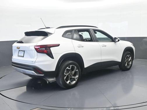 Summit White 2024 Chevrolet Trax LT