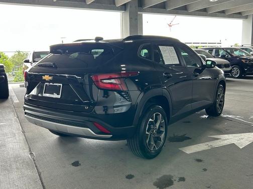 Mosaic Black Metallic 2025 Chevrolet Trax LT