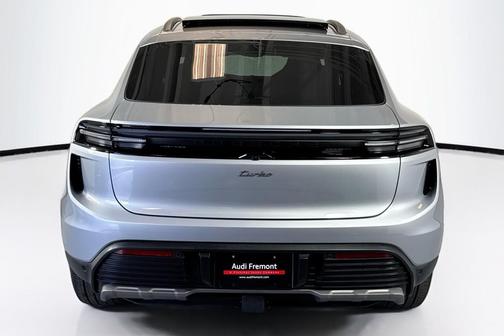 2025 Porsche Macan Turbo