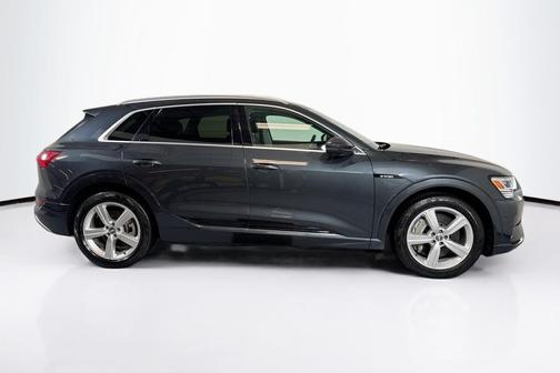 2019 Audi e-tron Premium Plus