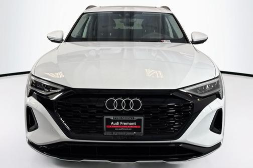 Glacier White Metallic 2024 Audi Q8 e-tron Prestige