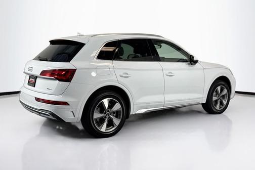 Glacier White Metallic 2022 Audi Q5 40 Premium Plus