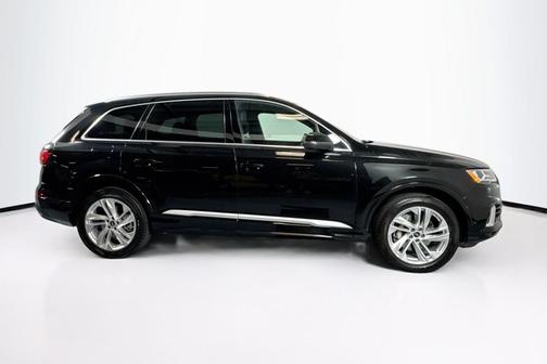 Mythos Black Metallic 2022 Audi Q7 55 Premium