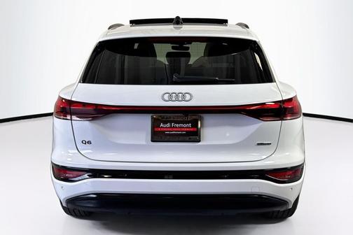 Glacier White Metallic 2025 Audi Q6 e-tron Prestige quattro