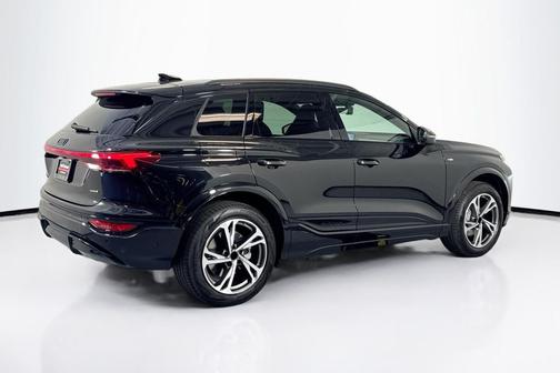 Mythos Black Metallic 2027 Audi Q6 e-tron Premium Plus