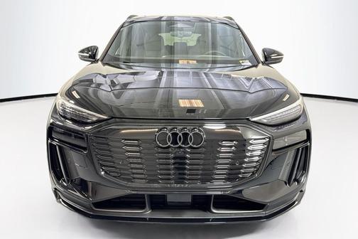 Mythos Black Metallic 2027 Audi Q6 e-tron Premium Plus